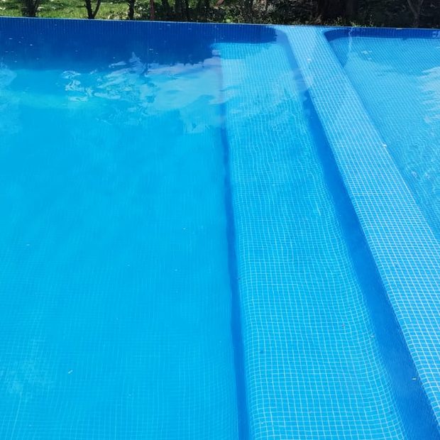 Agua cristalina y azulejo de una alberca mantenida por BGU