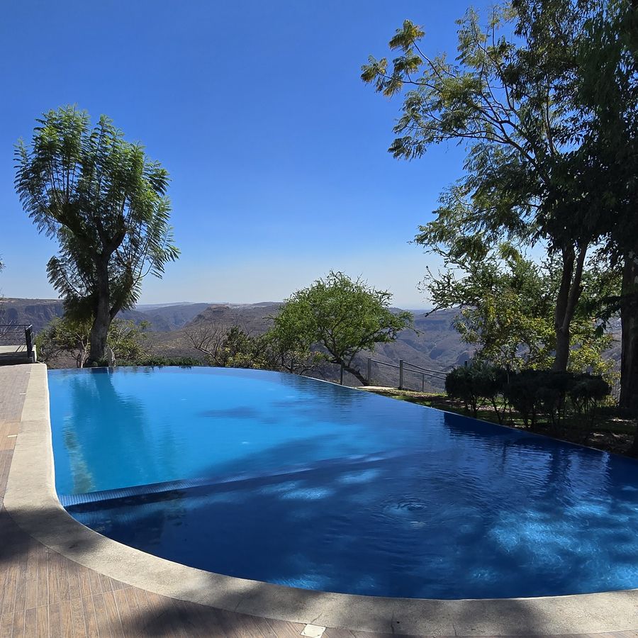Alberca infinity de un desarrollo residencial