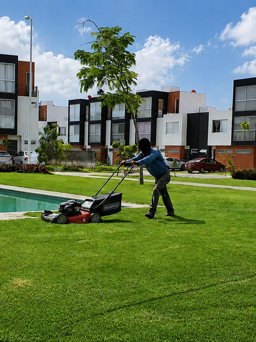 Personal de BGU desbrozando las áreas verdes de un condominio